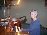 Frau Horn an der Orgel.
