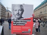 Auf dem Rückweg von der Kundgebung - unterschiedliche Positionen sind präsent.