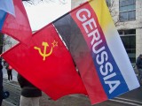 Am Rande - symbolisiert sich ein Deutsch- Russisches Bündnis für den Frieden.